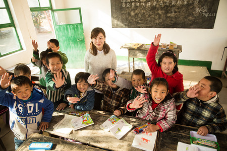 乡村女教师和小学生在教室里