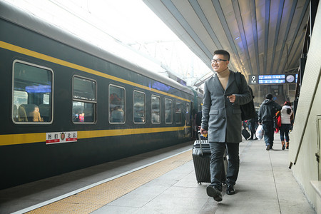 春运摄影照片_青年男人在车站月台