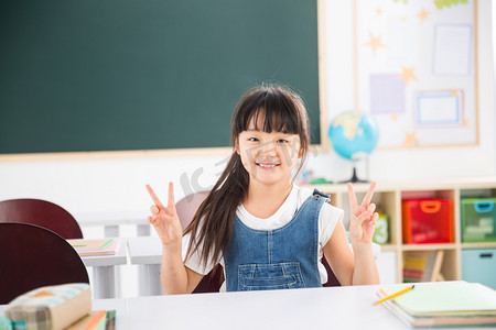 小学女生在教室里