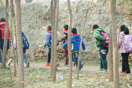 红领巾摄影照片_乡村女教师和学生户外活动