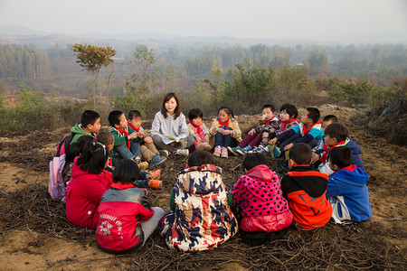 户外读书摄影照片_乡村教师和小学生在户外学习