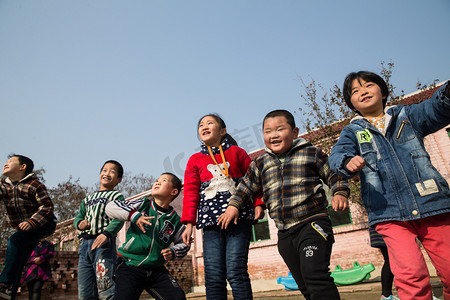 乡村小学生在学校放纸飞机