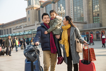 新年春运摄影照片_幸福家庭在火车站