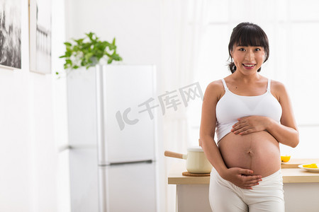 水墨中国风免费摄影照片_幸福的孕妇