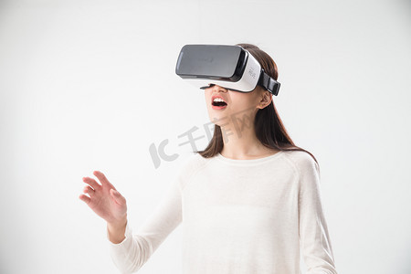 戴着VR眼镜的青年女人