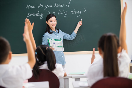 在教室学习的学生摄影照片_老师和小学生们在教室里