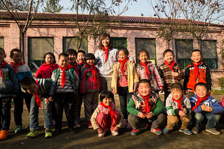 亚洲男孩摄影照片_乡村教师和小学生在学校里