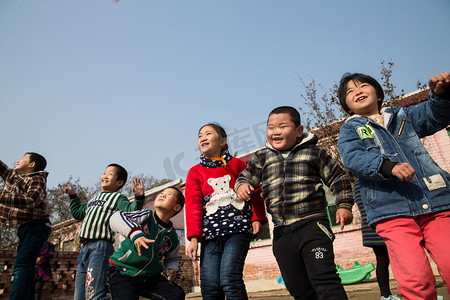 乡村小学生在学校放纸飞机