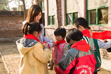亚洲男孩摄影照片_乡村教师和小学生在学校里