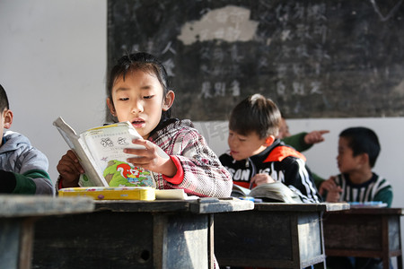 希望工程摄影照片_乡村小学里的小学生