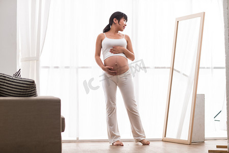 孕妇照镜子