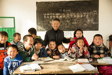 乡村男教师和小学生在教室里