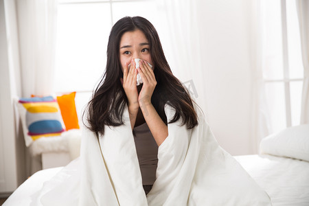 青年女人生病