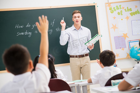 小学人物摄影照片_教师和小学生在教室里