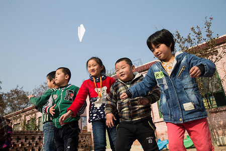 乡村小学生在学校放纸飞机