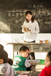 乡村女教师和小学生在教室里