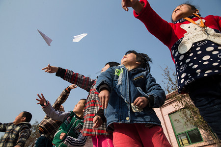积极树消极树摄影照片_乡村小学生在学校放纸飞机