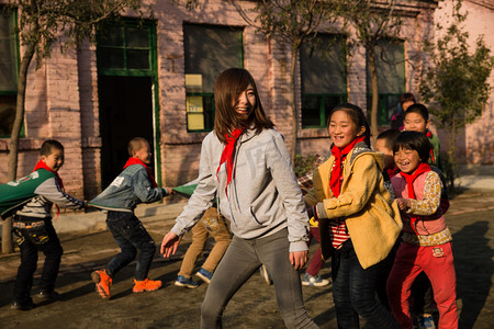 可爱女生微笑摄影照片_乡村教师和小学生在学校里