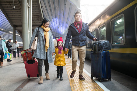 春节旅游海报摄影照片_幸福家庭在车站月台
