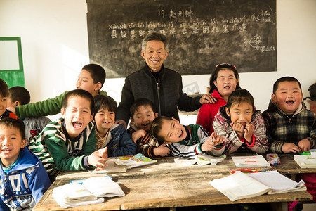 调皮图片摄影照片_乡村男教师和小学生在教室里