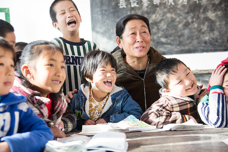 亚洲男孩摄影照片_乡村女教师和小学生在教室里