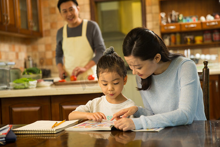 妈妈辅导女儿做作业