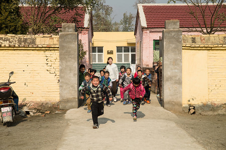 乡村女教师和学生在户外