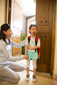 妈妈陪宝宝摄影照片_妈妈送女儿去上学