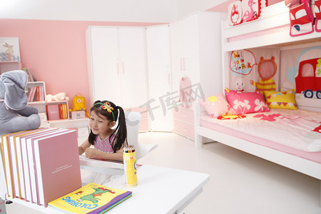 幼儿园内部摄影照片_小女孩在卧室