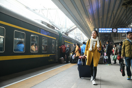 春运摄影照片_青年女人在车站月台