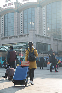 春运摄影照片_青年女人在站前广场