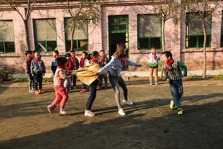 欢乐摄影照片_乡村教师和小学生在学校里