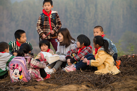 彩色8摄影照片_乡村教师和小学生在户外学习