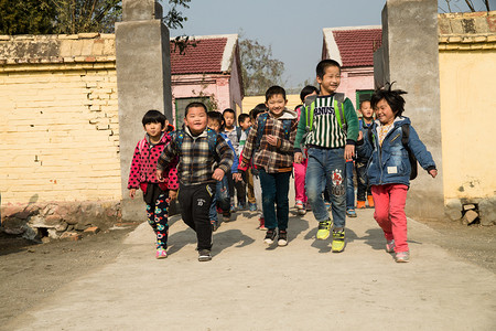 步行回家摄影照片_乡村小学生在放学回家