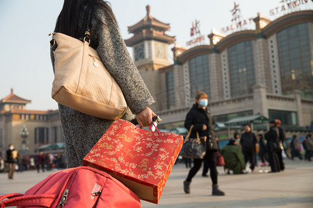 春运摄影照片_青年女人在站前广场