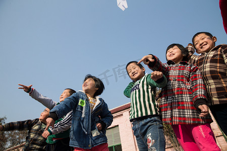 乡村小学生在学校放纸飞机