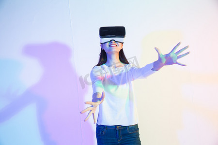 vr触摸摄影照片_戴着VR眼镜的青年女人