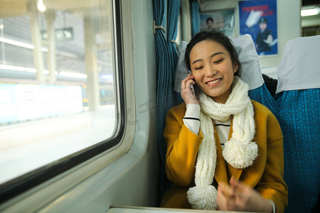 青年女人在火车上