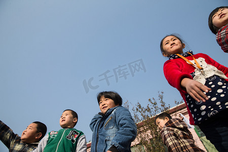 乡村小学生在学校放纸飞机