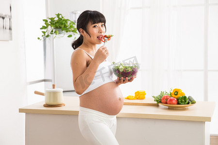 多拉多摄影照片_孕妇吃蔬菜沙拉