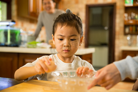 学生做饭摄影照片_小女孩帮妈妈做家务