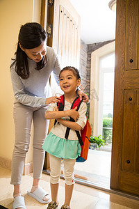 上学可爱摄影照片_妈妈送女儿去上学