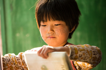 希望工程摄影照片_乡村小学里的小学女生