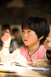 乡村小学里的小学女生