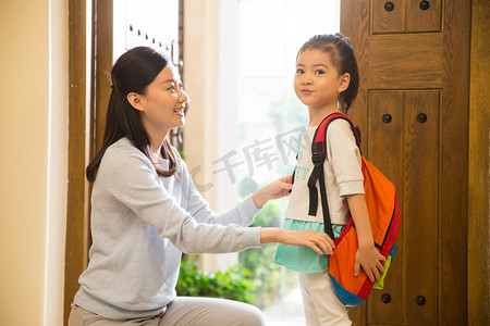 上学可爱摄影照片_妈妈送女儿去上学