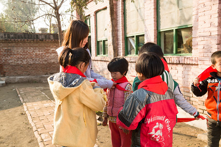 破旧的学校摄影照片_乡村教师和小学生在学校里