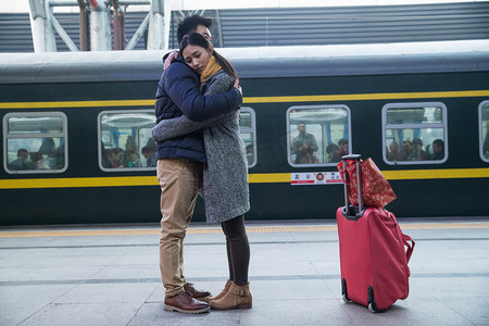 年轻情侣在火车站