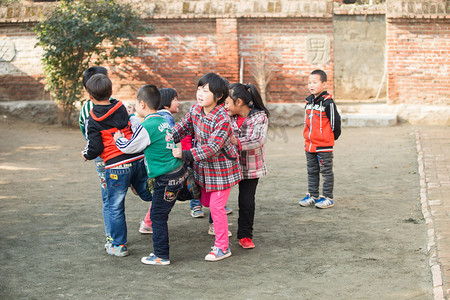 嬉戏摄影照片_乡村小学生在学校