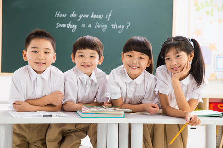 在教室学习的学生摄影照片_小学生在教室里学习