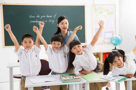 中国风标签窗花摄影照片_老师和小学生们在教室里